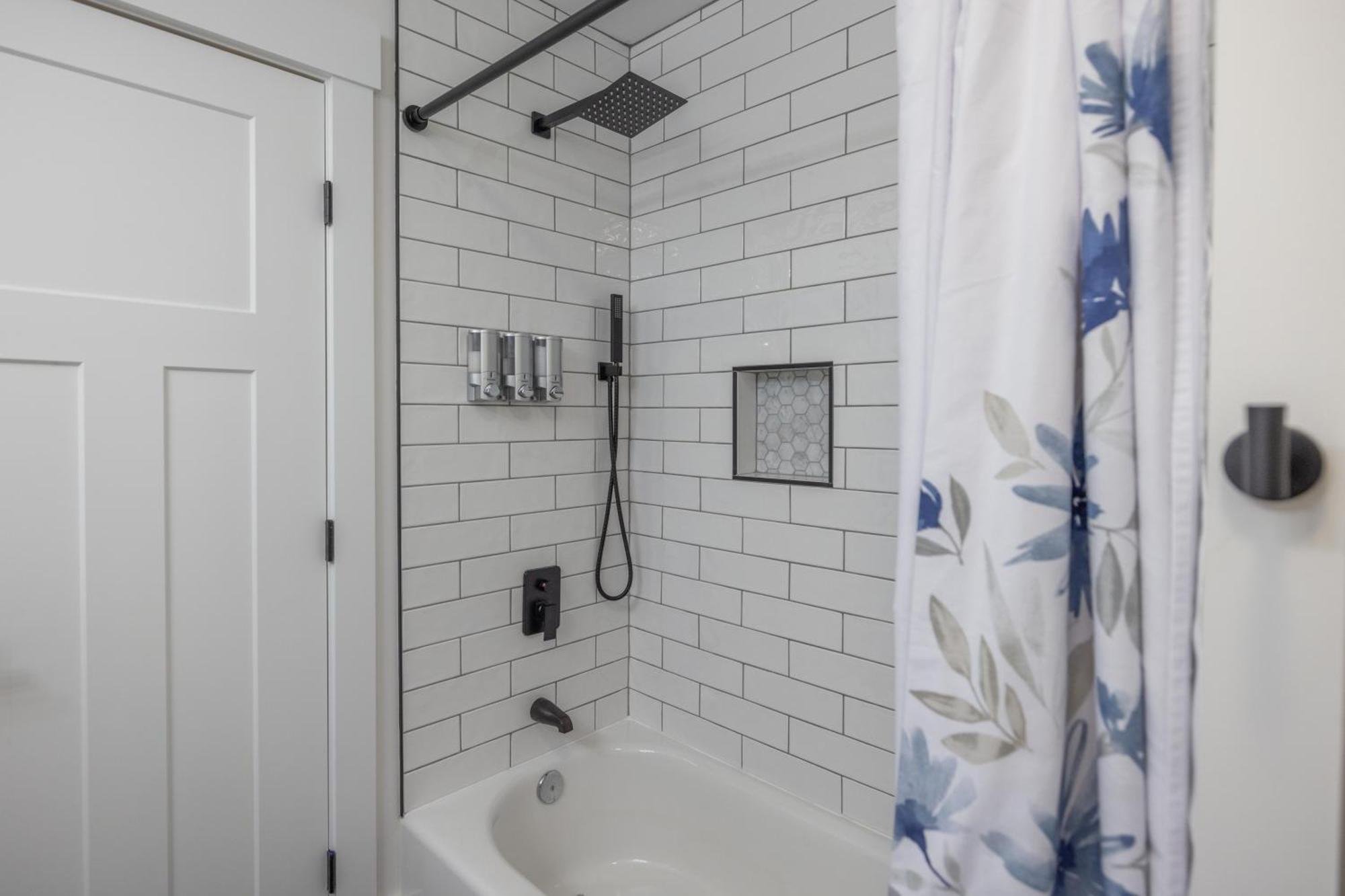 Vila Mid-Century Modern Impeccable Remodel With Hot Tub Asheville Exteriér fotografie