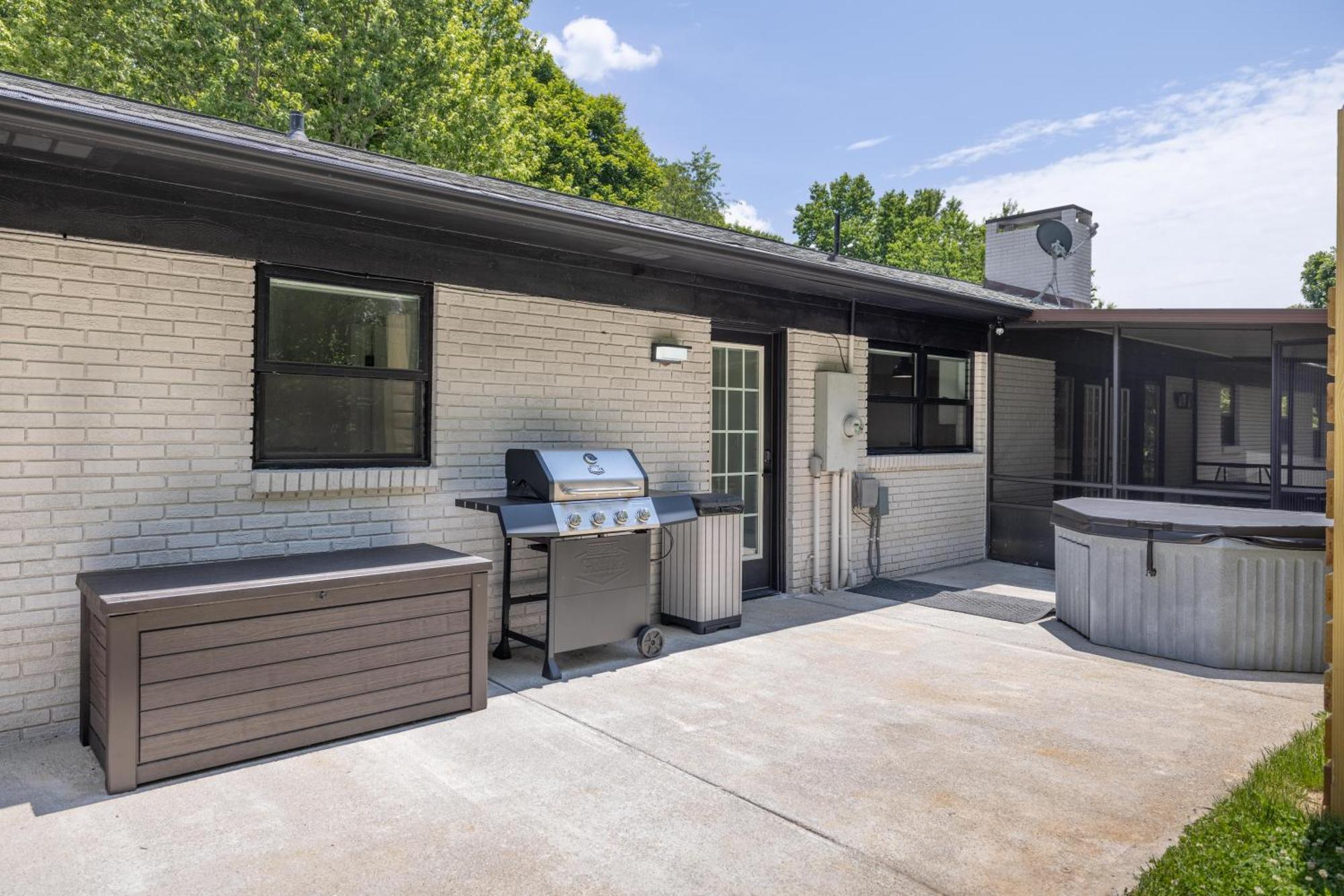 Vila Mid-Century Modern Impeccable Remodel With Hot Tub Asheville Exteriér fotografie